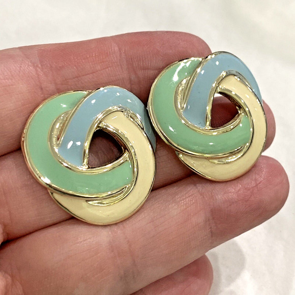 Vintage Pierced Earrings Goldtone Celtic Knot with Green Blue & Cream Enamel - Picture 3 of 6